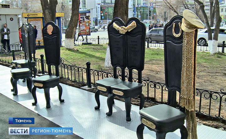 Чугунные стулья а ля Гамбс появились в Тюмени на улице Герцена.