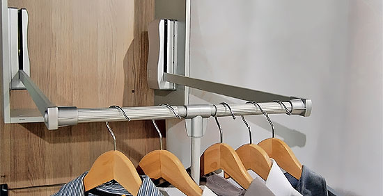 Компания «Аметист» предлагает новую версию мебельного лифта для одежды (пантографа) GR113 торговой марки JET