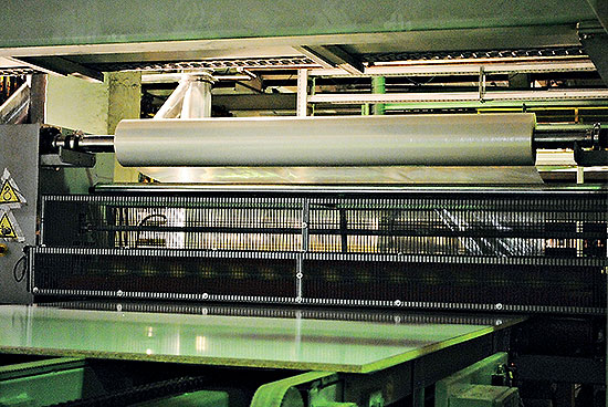 Сыктывкарский фанерный завод начал упаковывать каждый лист ламинированной ДСП Lamarty в тиснении «глянец» в специальную прозрачную плёнку.