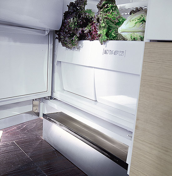 о-своему гениальным, но в тоже время очень простым решением является вентиляционная база под холодильник, которая изготавливается из пластика и гарантирует площадь вентиляции в 200 кв. см.