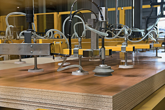 Запуск новой линии по производству ламинированной плиты на заводе компании ЭГГЕР