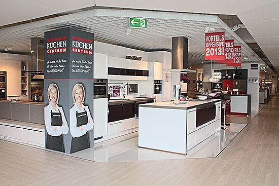 Немецкий кухонный гипермаркет в среднем использует до трёх тысяч рекламных и информационных носителей — плакаты, постеры, демонстрационые панели, лефлеты и буклеты.