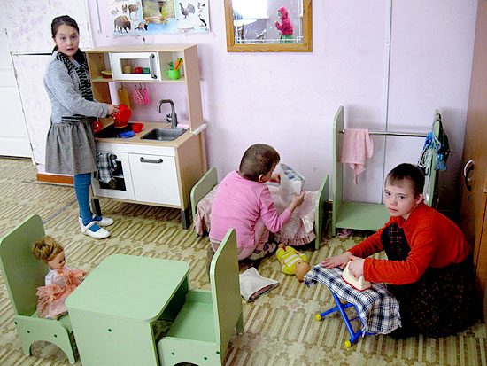 Ко Всемирному дню защиты детей мебельная фабрика Mama подарила Глазовскому детскому <nobr>дому-интернату</nobr> мебель, разработанную специально для детей с психическими отклонениями.