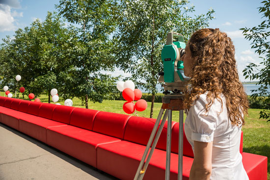 25 июля на набережной Саратова был установлен диван длиною в километр от компании «Много Мебели»
