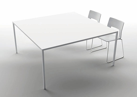Twenty-five Table — это супертонкий стол, разработанный для Desalto именитым дизайнерским бюро Fattorini+Rizzini+Partners. Само название объекта указывает на его отличительную особенность: толщина столешницы и ножек составляет всего 25 мм. Зато максимальная длина стола может достигать 3,5 м.  