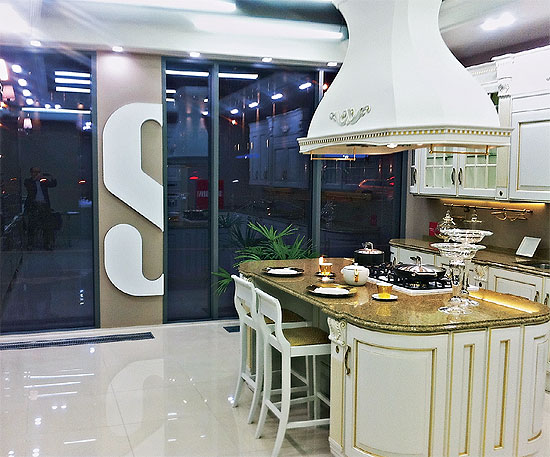 Итальянская компания Scavolini, известная, прежде всего, как производитель кухонь, а с недавнего времени выпускающая также мебель для гостиных и ванных комнат, сообщает, что в прошлом году она открыла в России 13 новых торговых точек