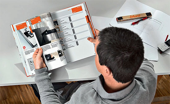 Главной темой экспозиции компании Blum на выставке interzum в Кёльне стала демонстрация механизмов, используя которые можно открывать без ручек выдвижные ящики и дверцы разных типов